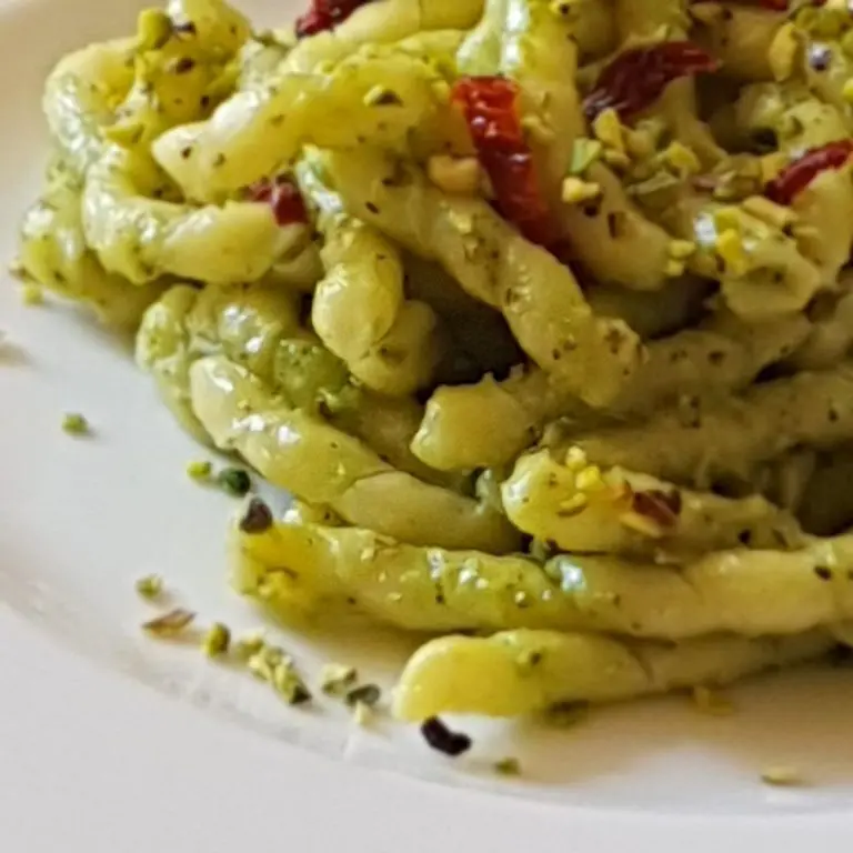 Busiate siciliane al pesto di pistacchio di Bronte: meravigliosi sapori di Sicilia!